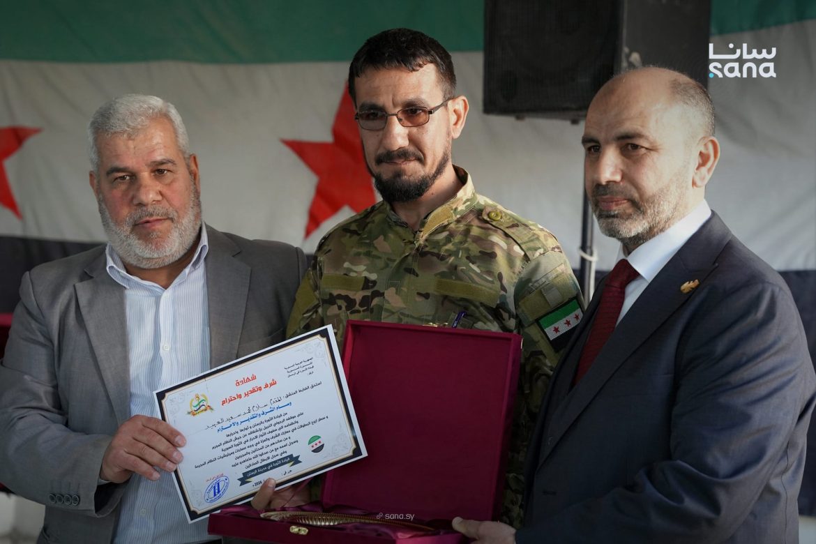 احتفالية بالرستن بتكرّم أكتر من 130 ضابط انشقوا عن النظام