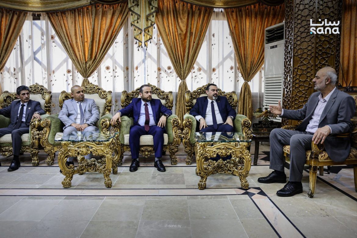 وزير التربية والتعليم عم يزور مدارس دير الزور ويسمع للمدرسين