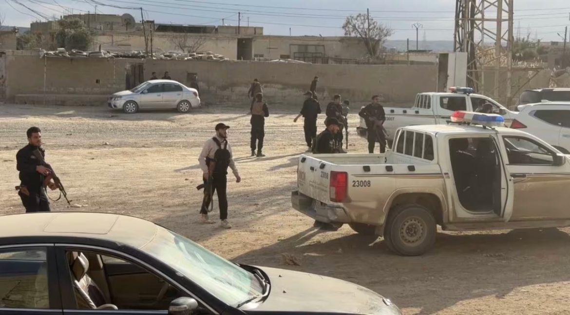 أربع عناصر من الأمن السوري قضوا بهجوم لداعش على حاجز بالرقة