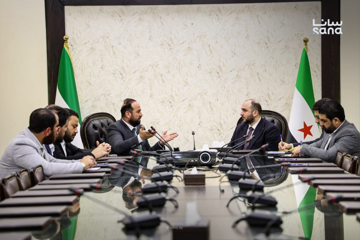 وزير الإعلام والمحافظ بحمص ناقشوا كيف يقوّوا شغل الإعلام