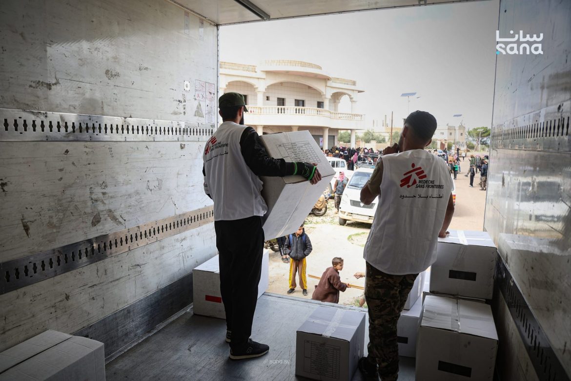 أطباء بلا حدود بتوزع مساعدات لـ 800 عيلة نازحة بصما ريف السويداء