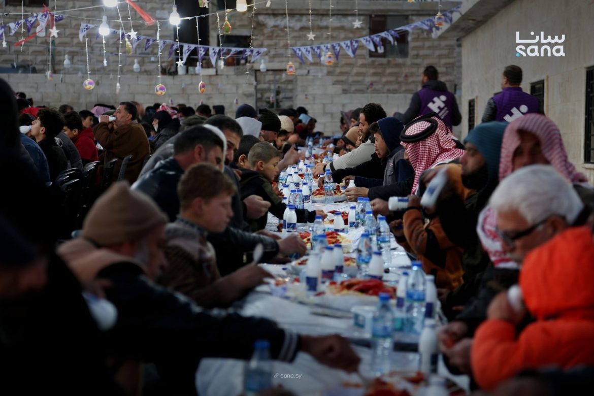 إفطار جماعي لـ 500 عيلة نازحة بقرية الزهور بإدلب