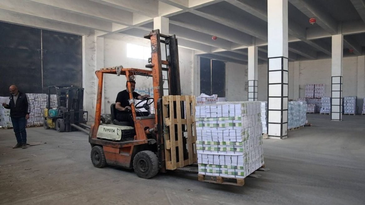 وزارة التربية عم تبعت 200 ألف كتاب مدرسي لمحافظات دير الزور والحسكة والرقة