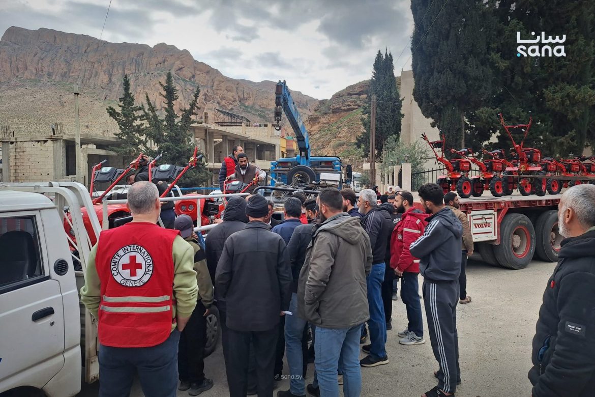 توزيع عزاقات ومساعدات مالية لدعم مزارعي وادي بردى بريف دمشق