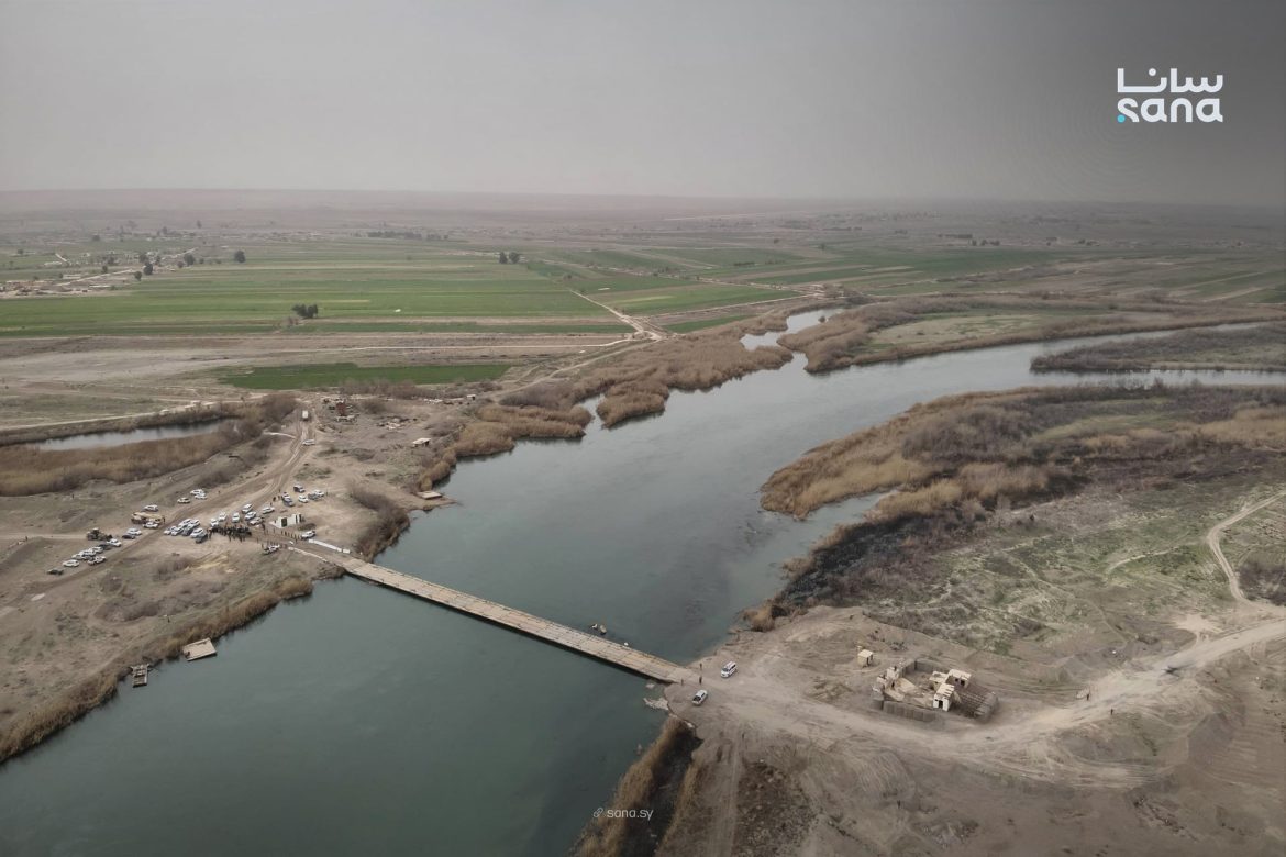 تسكير الجسر الترابي بدير الزور اللي بيربط ضفتي الفرات مشان صيانة