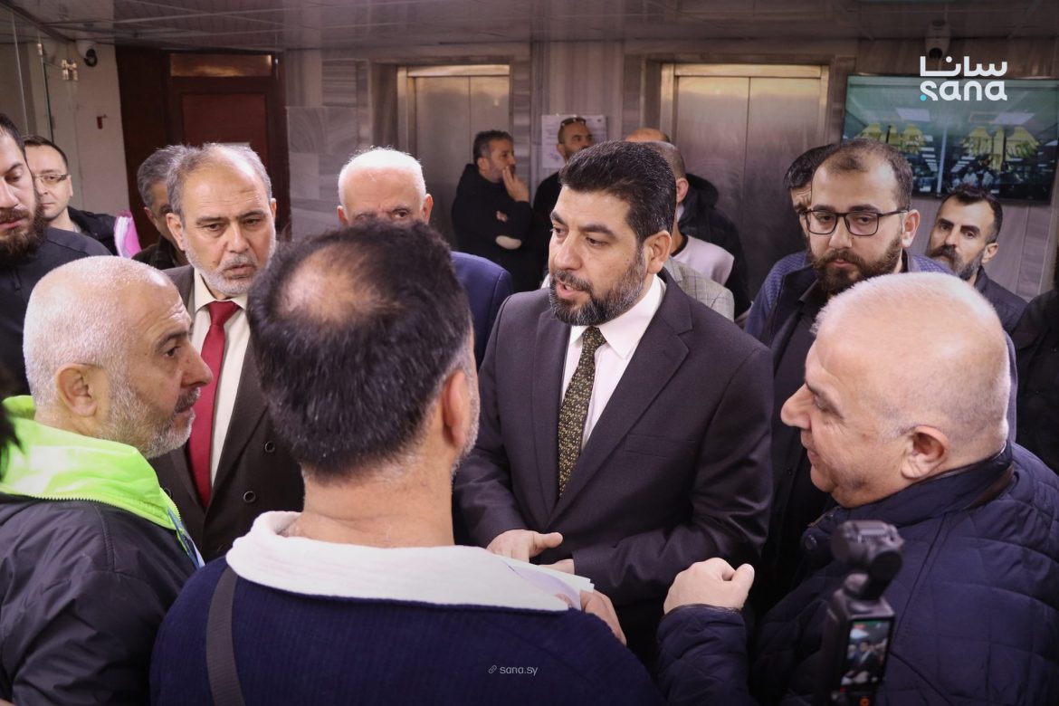 محافظ اللاذقية بيطلّع على شغل مديرية المالية وبيأكد على تبسيط الإجراءات