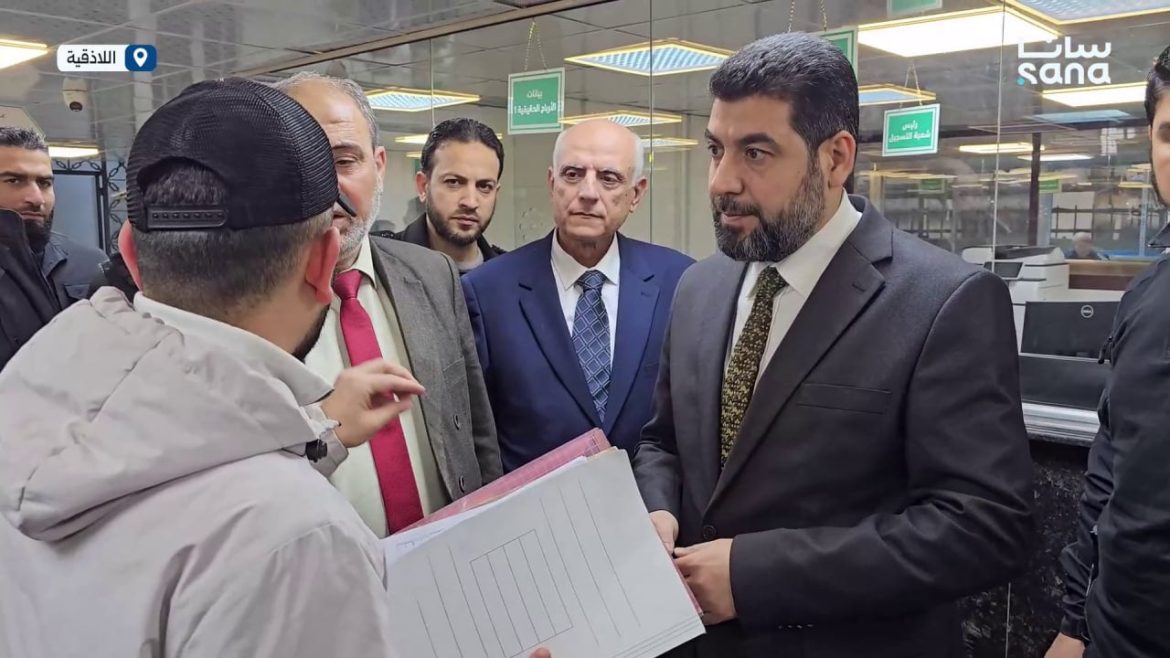 محافظ اللاذقية عم يشوف كيف ماشية الخدمات للمواطنين بالمالية
