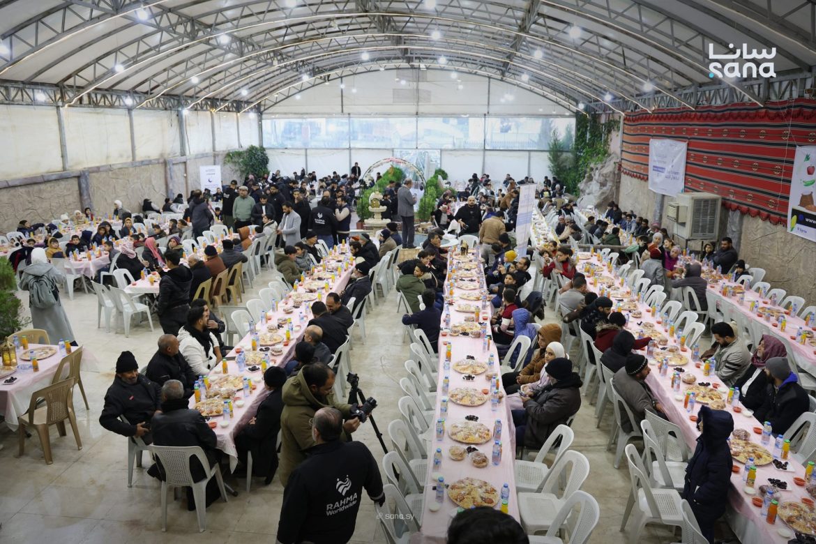 مائدة إفطار كبيرة بـ دوما بتجمع 800 صايم بمبادرة إنسانية