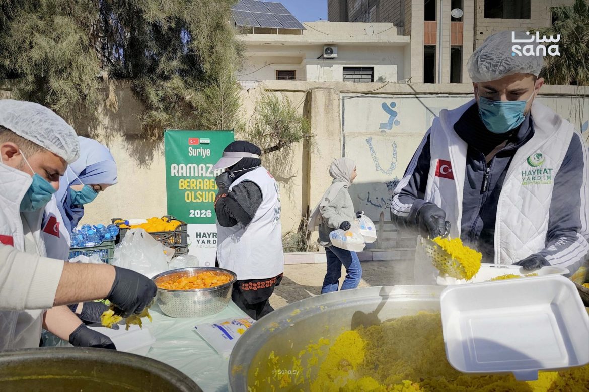 مطبخ خيرات التركي عم يوزع ألف وجبة إفطار يومياً للعائلات المحتاجة بدير الزور