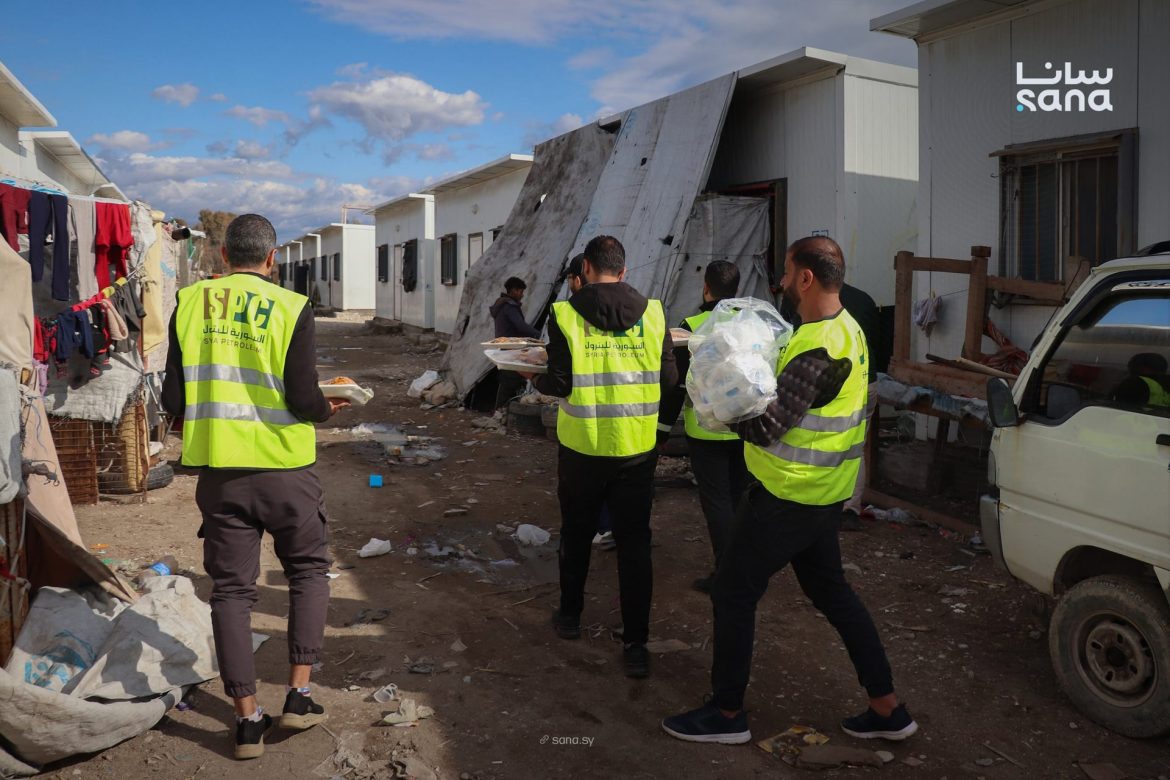 منظمة "الاستجابة الطارئة" عم توزع ألف وجبة إفطار للعائلات المهجرة باللاذقية بحملة "إفطار صائم"
