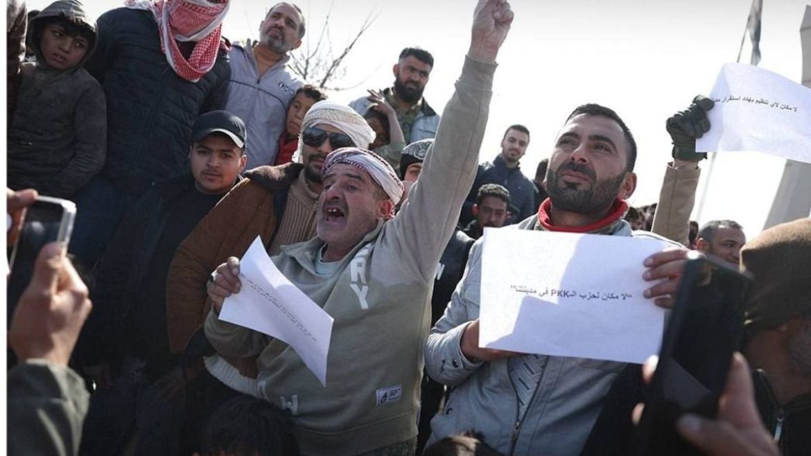 أهالي تل أبيض عم يحتجوا ورافضين زيارة وفد من قسد