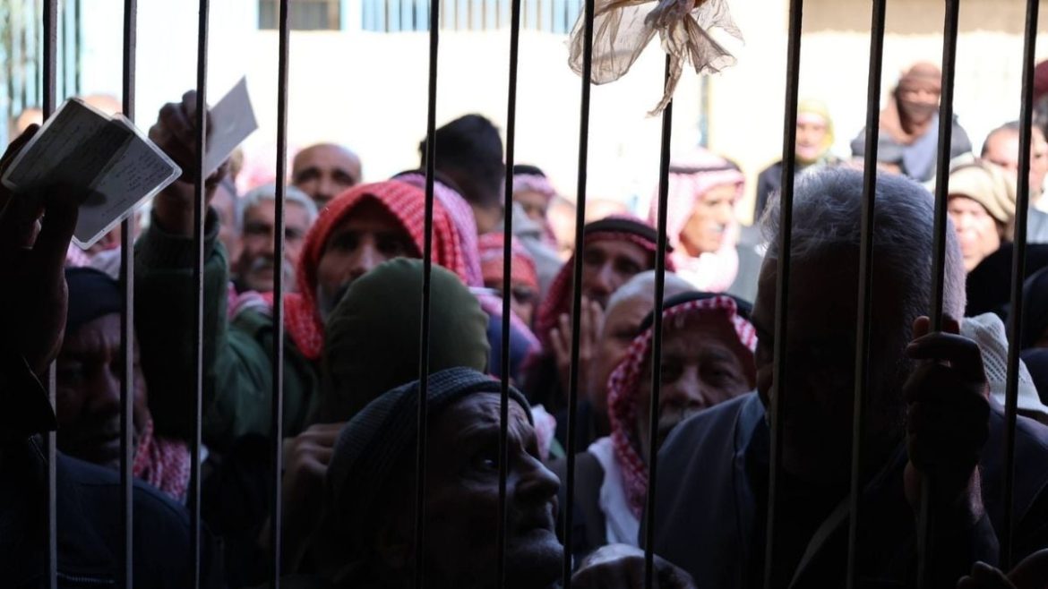 متقاعدين الحسكة عم يقطعوا 25 كيلومتر ليوصلوا لرواتبهم