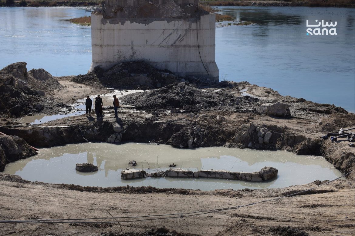 جسر الرشيد بالرقة: أعمال التأهيل ماشية على قدم وساق فوق نهر الفرات