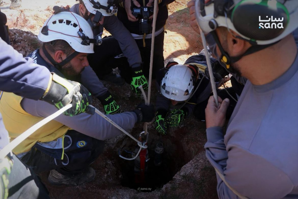الدفاع المدني لسا عم يحاول ينقذ طفل وطفلة وقعوا بآبار بحلب وحماة
