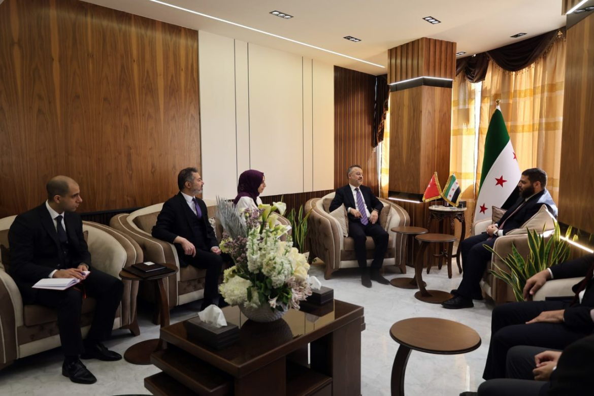 محافظ ريف دمشق بيجتمع مع سفير تركيا ليحكوا عن إعادة الإعمار والتطوير