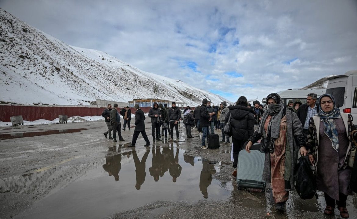 تصاعد الصراع بالشرق الأوسط عم بيأثر على تركيا كتير، وشركات طيران وقفت رحلاتها، وفي تحذيرات سفر بريطانية