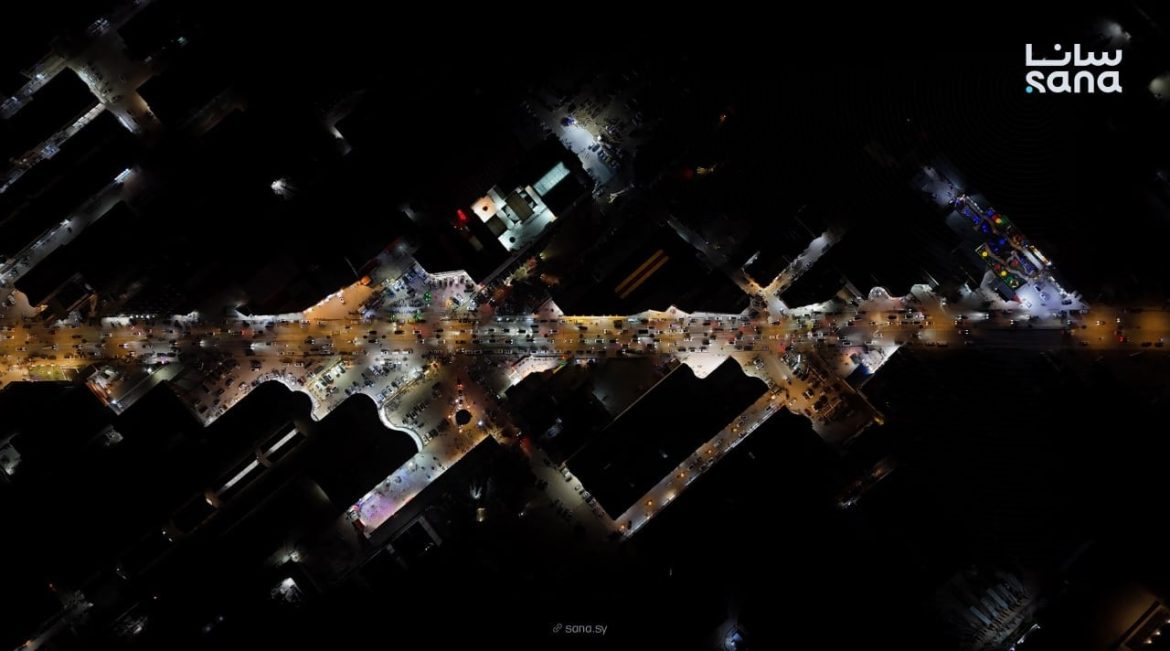 حركة السيارات بالليل بين سرمدا والدانا على طريق المولات بإدلب