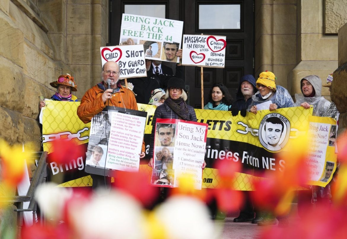 أم كندية عم تطالب الحكومة الكندية ترجع ابنها بعد ما نقلوه على العراق