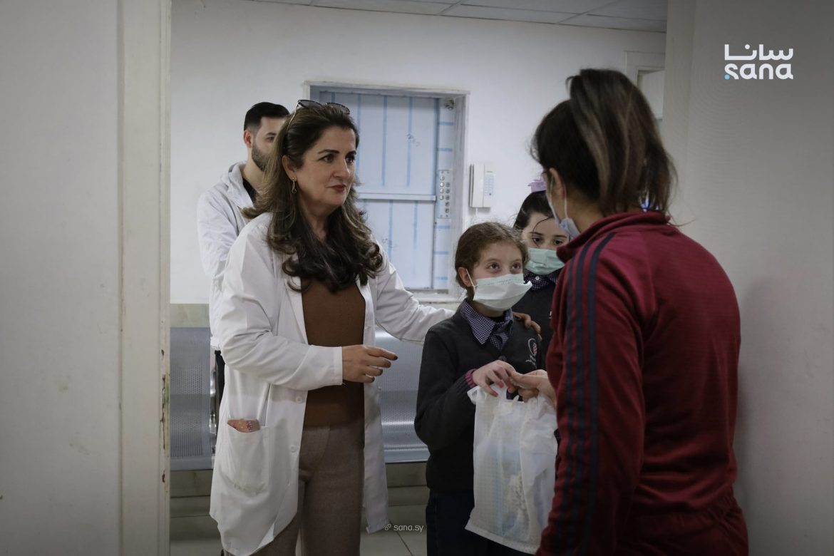 طلاب مدرسة الفينيق بطرطوس عم يوزعوا هدايا على الأطفال المرضى بالمشفى