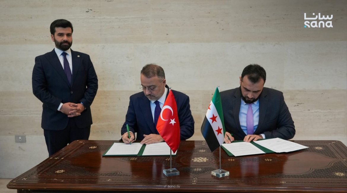 سوريا ومؤسسة المعارف التركية بيوقعوا اتفاقية تعليم بدمشق