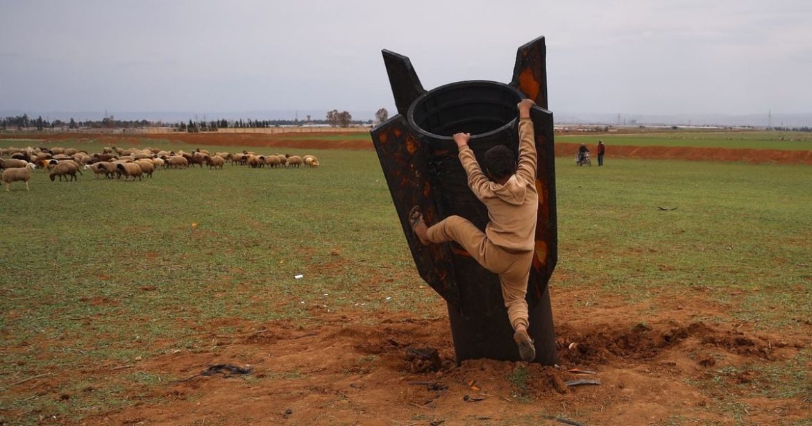 طفل بسوريا فوق صاروخ ما انفجر، وسوري انسجن ببرلين بعد طعن