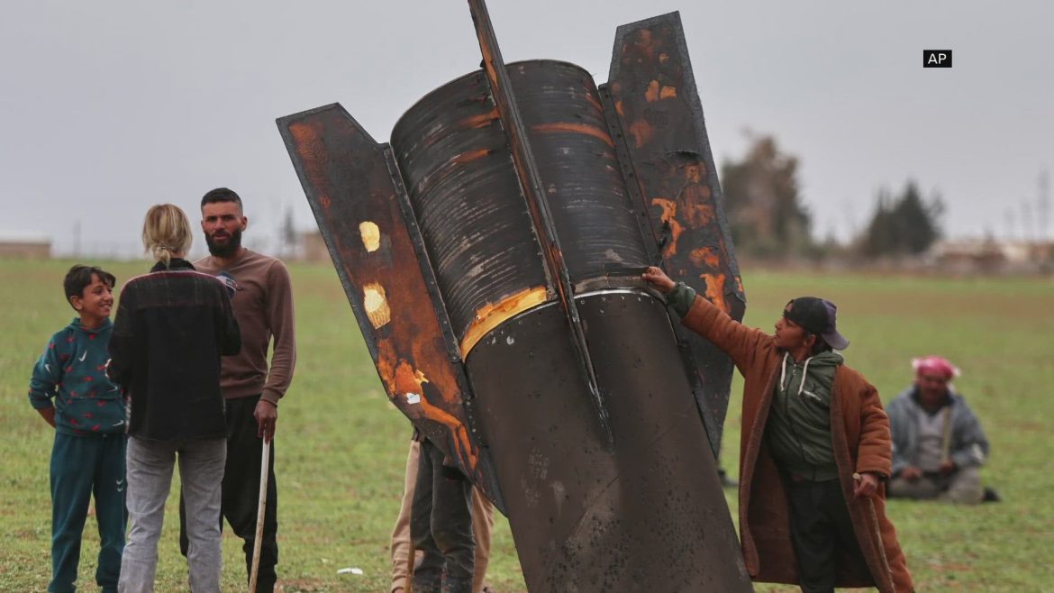 فيديو عم يفرجي عالم متجمعة حوالين صاروخ نزل بسوريا بظل الأحداث مع إيران