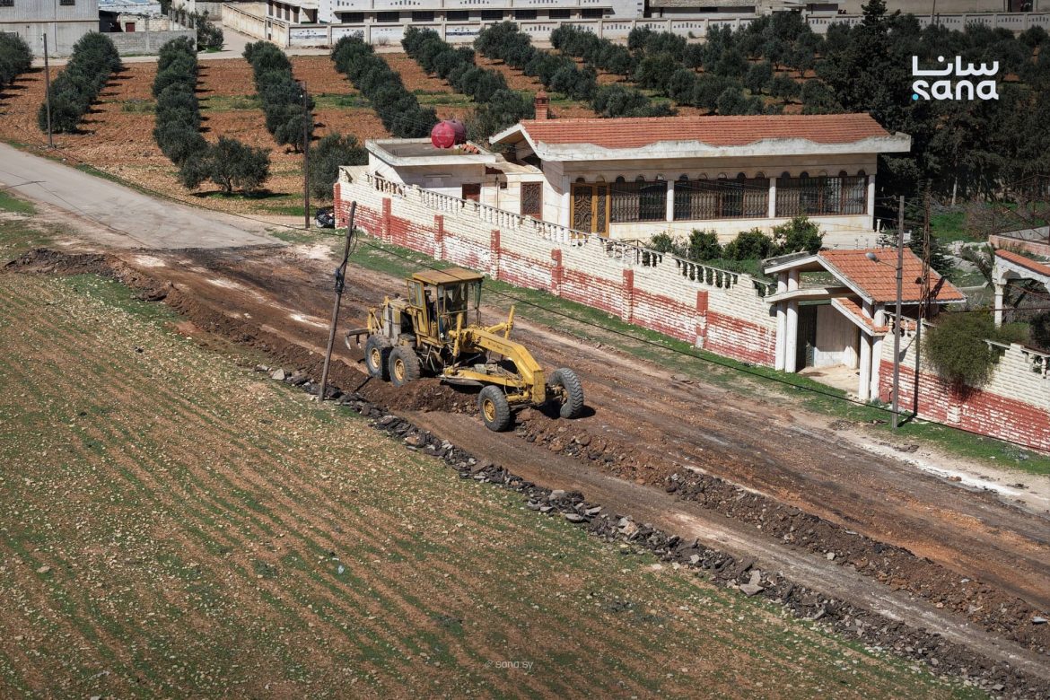 ورشات الخدمات الفنية بحمص بلشت تأهيل طريق الحسينية اللي بيوصل على أتوستراد حمص دمشق