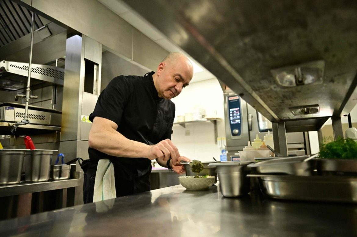 كيف الشيف السوري عماد الأرنب وصل لبريطانيا وقابل الملك تشارلز