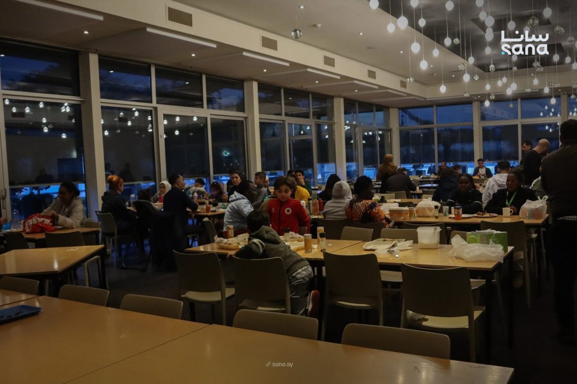 سوريين بهولندا عم يوزعوا وجبات إفطار رمضانية لمراكز اللجوء