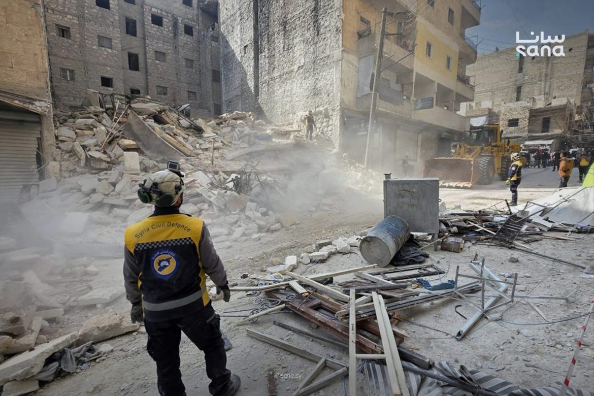 بناية سكنية وقعت بحي الأشرفية بحلب والدفاع المدني عم ينقذ العالقين