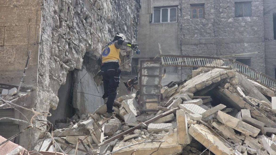 انهيار بناية سكنية بخمس طوابق بحلب، وفي ناس عالقين تحت الركام