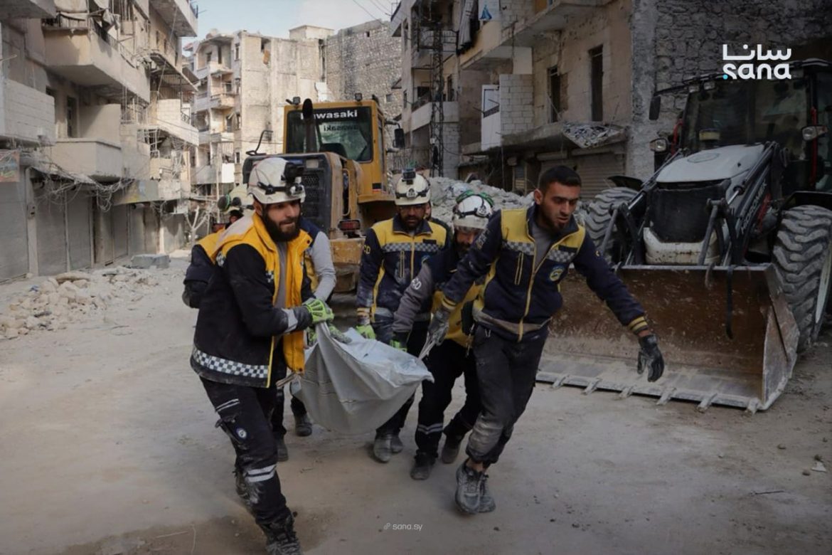 الدفاع المدني بحلب بيطالع جثث 3 نساء ورجل من تحت أنقاض مبنى الأشرفية