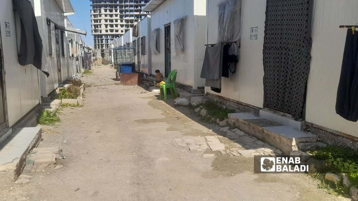 بيوت الزلزال بدمسرخو باللاذقية عم تنسرق ويتفككوها، والعائلات ساكنة لتحميها