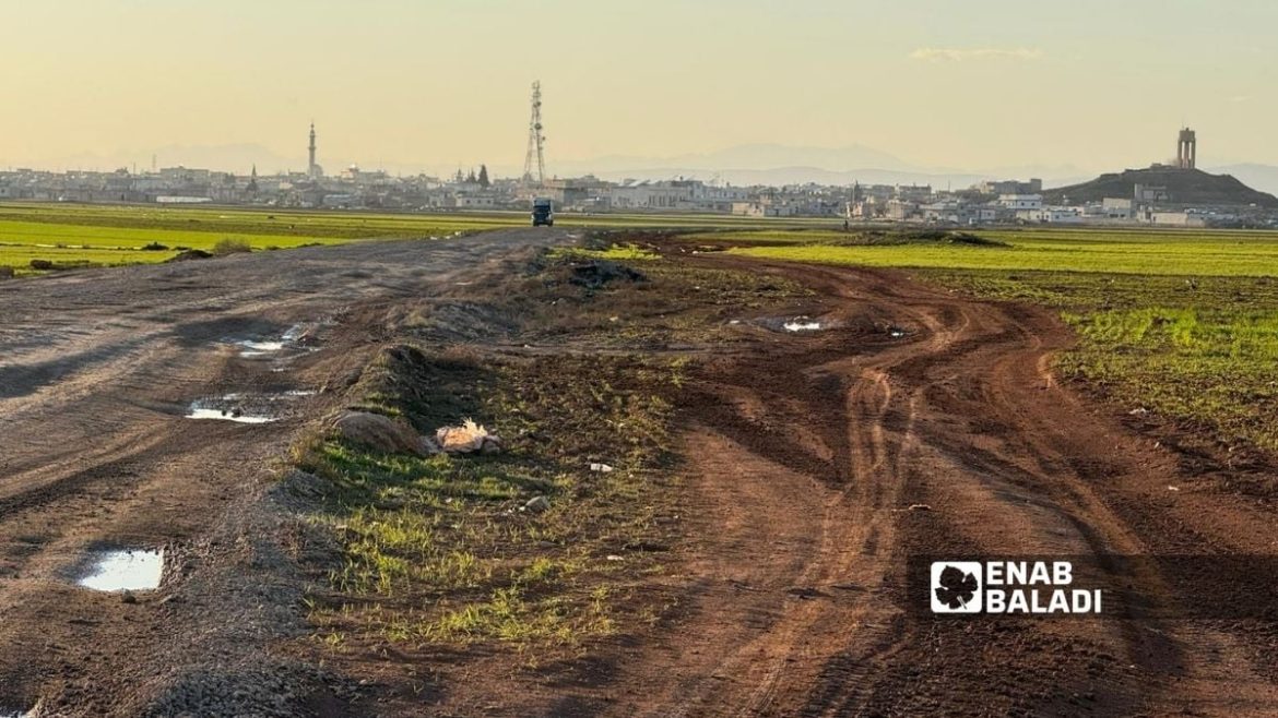 مزارعين حلب بأخترين عم يعانوا من طريق آق برهان المو مزفّت