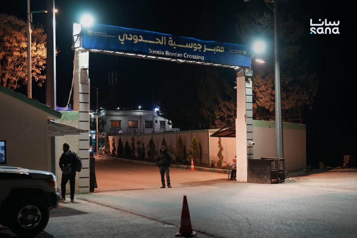 معبر جوسيه بحمص عم يستقبل السوريين الراجعين من لبنان بهمة خدمية وإنسانية