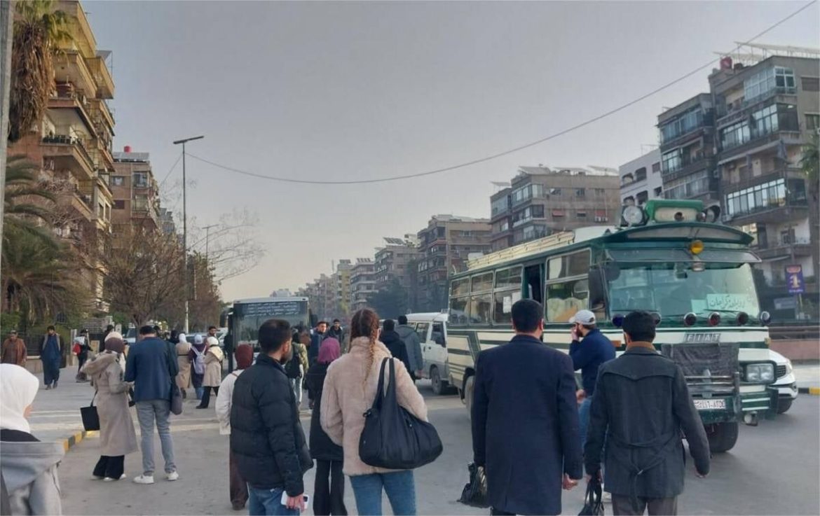 المواصلات الصعبة بسوريا عم تعزل أصحاب الإعاقات وتمنعهن من الحركة