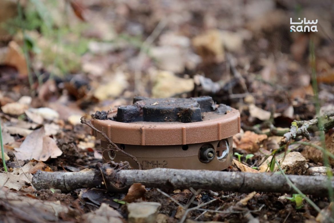 عنصرين من الجيش انصابوا وهنن عم يشيلوا ألغام بريف اللاذقية