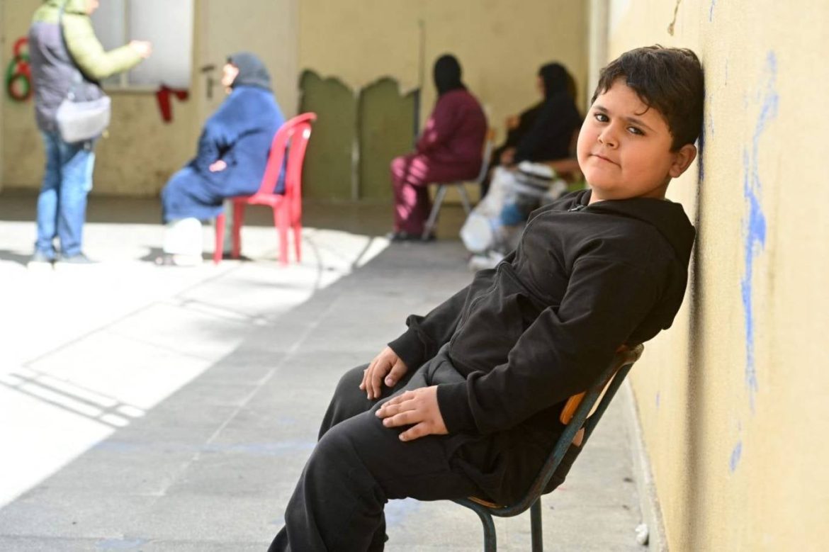 سبع مية ألف بني آدم هربوا من الحرب بلبنان