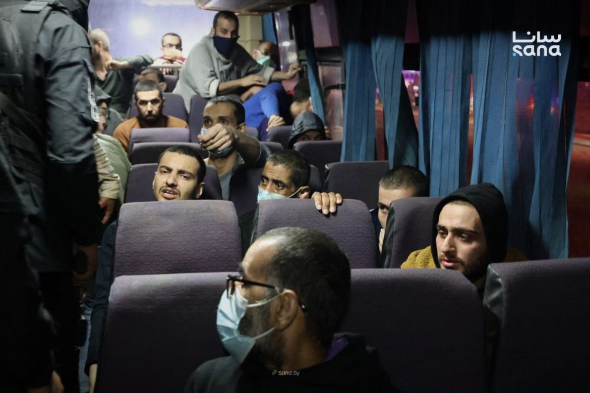 وصول أول دفعة من المعتقلين اللي أفرجت عنهم قسد على حاجز الكهربا بالحسكة